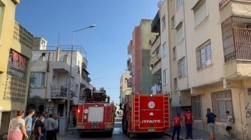 Oturduğu evi ateşe verdi!