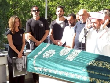 Oyuncu &Ouml;zge &Ouml;zpirin&ccedil;ci babasını son yolculuğa uğurladı
