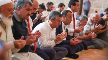 Özgür Özel'in partilileri kızdıran 'pozları': Cuma namazı görüntüleri tartışma yaratt