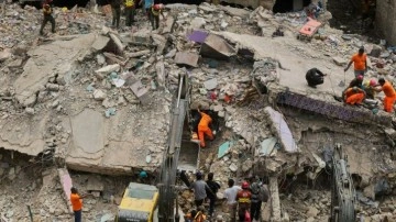 Pakistan'da 5 katlı bina çöktü: Can kaybı 16'ya çıktı