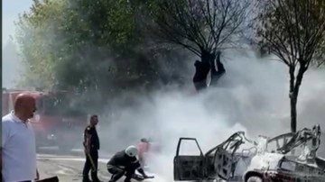 Park halindeki 2 otomobil yandı