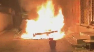 Park halindeki l&uuml;ks otomobil alev topuna d&ouml;nd&uuml;