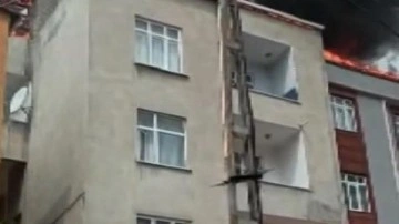 Pendik'te 3 katlı 2 binanın &ccedil;atısı alev alev yandı
