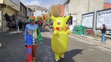 ‘Pikachu’ Digor'un kurtuluş yıl dönümü töreninde mehterle yürüdü