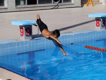 Protezine kavuşan k&uuml;&ccedil;&uuml;k Muhammed &ouml;nce halı sahada top oynadı, şimdi de y&uuml;zmeyi &ouml;ğrendi
