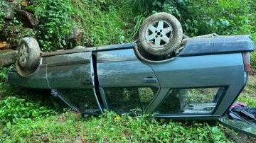 Rize'de freni boşalan otomobil, yamaca çarpıp takla attı: 3 yaralı
