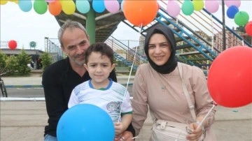 Rize'de kanseri yenen çocuk için gökyüzüne balonlar bırakıldı.