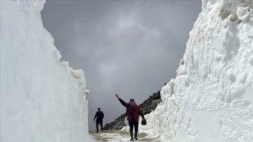 Rize'de yüksek rakımlı yayla yollarında kar temizleme çalışmaları sürüyor