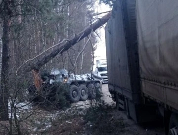 Rus tankı T&uuml;rk vatandaşının tırına &ccedil;arptı, şof&ouml;r korku dolu anları anlattı