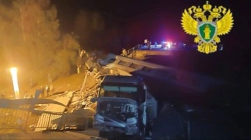 Rusya'da köprü trenin üstüne çöktü! Çok sayıda ölü