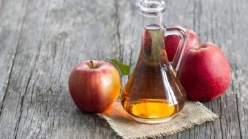 Sa&ccedil;lara, cilt sorunlarına, kilo vermeye... Sayısız faydası olan ev yapımı elma sirkesi tarifi!