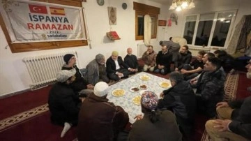 Sadakataşı Derneği End&uuml;l&uuml;s'te satın alınarak M&uuml;sl&uuml;manlara devredilen camide iftar verdi