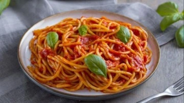 Sal&ccedil;alı spagetti tarifi, nasıl yapılır?