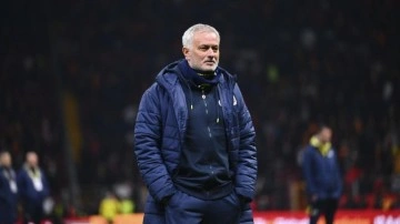 Şampiyonluk maçı öncesi flaş olay! Galatasaray tribünlerinde Mourinho pankartı