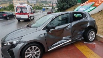 Samsun'da hafif ticari araç otomobile yandan çarptı: Yaralılar var