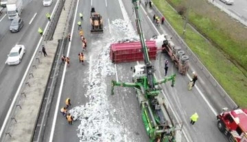 Sancaktepe TEM&rsquo;de sac yüklü tır devrildi, otoyol trafiğe kapandı