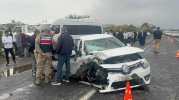 Şanlıurfa'da minibüs ile otomobil çarpıştı: 5 yaralı