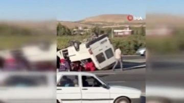 Şanlıurfa'da tarım işçilerini taşıyan minibüs devrildi: 20 yaralı