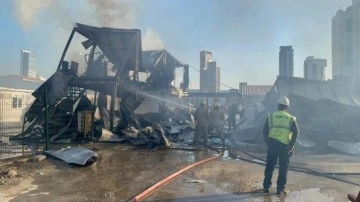 Şantiyede yangında otomobiller de yandı