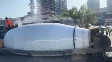 Sefaköy'de beton mikseri devrildi, trafik kilitlendi!