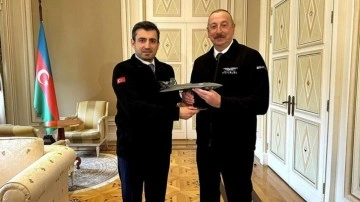Sel&ccedil;uk Bayraktar İlham Aliyev'e Bayraktar Kızılelma maketi hediye etti