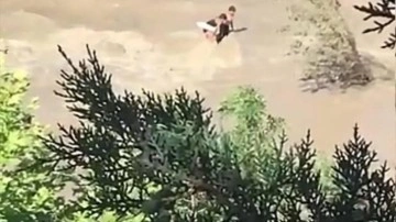 Serinlemek i&ccedil;in girdikleri &ccedil;ayda mahsur kalan 2 kardeş kurtarıldı