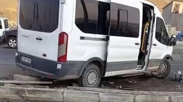 Servis minibüsü ile hafif ticari araç çarpıştı: 13'ü çocuk 19 yaralı