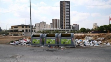 Seyhan'da biriken çöpler kötü kokuya neden oluyor