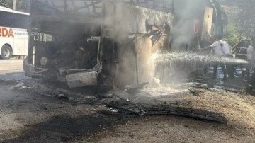 Seyir halindeki yolcu otobüsü alev topuna döndü