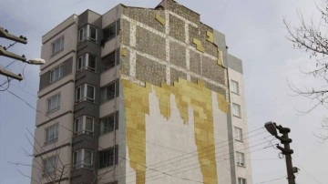 Şiddetli r&uuml;zgar 7 katlı binanın yalıtımını s&ouml;kt&uuml; attı