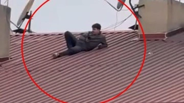 Siirt&rsquo;te bir vatandaş &ccedil;atıda yatarak amat&ouml;r ma&ccedil;ı seyretti