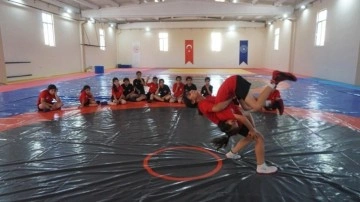 Siirtli güreşçiler turnuvaya 'ambargo' koydu: Madalya bırakmadılar