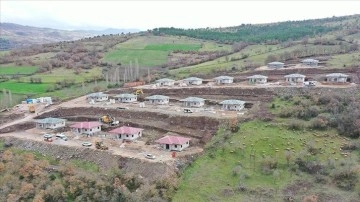 Sındırgı'da depremzedeler i&ccedil;in yapılan kırsal konutların kaba inşaatları tamamlanıyor