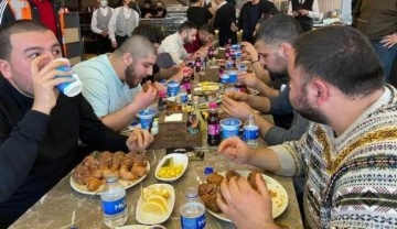 Şırdan yarışmasında renkli g&ouml;r&uuml;nt&uuml;ler: 8 dakikada 10 tane yedi, &ccedil;eyrek altını kaptı