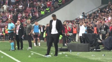 Sırtına su şişesi çarpan Kayserispor'un hocasına kırmızı kart