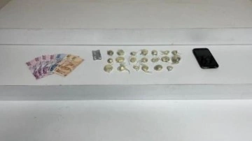 Şişli'de motosikletle uyuşturucu satarken su&ccedil;&uuml;st&uuml; yakalandı