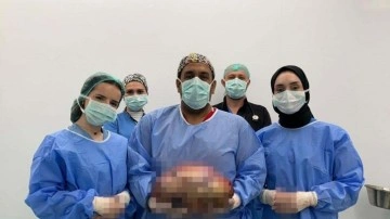 Şişlik yüzünden gittiği hastanede karnından 10 kilogram ağırlığında kitle çıkarıldı