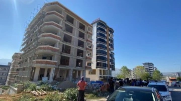 Sıva yaparken altındaki kalas kırıldı, asansör boşluğuna düşüp öldü