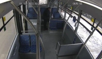 Şof&ouml;r otob&uuml;ste unutulan poşeti &ccedil;&ouml;p sandı, i&ccedil;inden &ccedil;ıkan 4900 TL'yi g&ouml;r&uuml;nce şok oldu