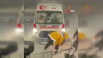 Son dakika haberi... Yolda kalan ambulansın imdadına otel &ccedil;alışanları yetişti