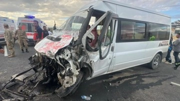 Son dakika: Van'da öğrenci servisi ile tır çarpıştı! Çok sayıda öğrenci yaralı