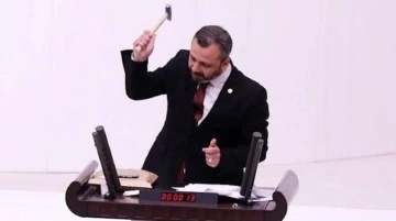 Sosyal medya yasasını protesto eden CHP'li vekil, Meclis'te &ccedil;eki&ccedil;le telefonunu kırdı