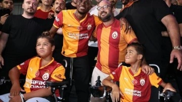 Sosyal medyada tarih yazıldı! Osimhen'in iki aylık maaşını taraftar çıkardı