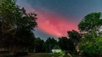 SpaceX'in Falcon 9 roketini 13'&uuml;nc&uuml; kez fırlatmasının ardından g&ouml;ky&uuml;z&uuml; kırmızıya d&ouml;nd&uuml;