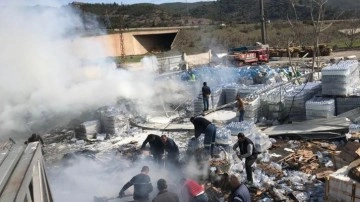 Su fabrikasındaki yangına pet şişeyle m&uuml;dahale