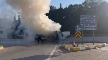 Sultanbeyli'de çarpışan araç alev topuna döndü