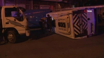 Sultanbeyli'de servis minibüsü otomobil ile çarpıştı: Çok sayıda yaralı var!