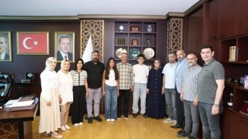 Sultangazi'de LGS'de birinci olan iki öğrenci, Abdurrahman Dursun’u ziyaret etti