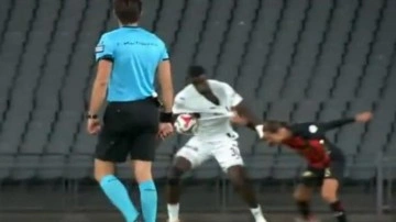 Süper Lig'de VAR rezaleti! Hem kuralı bilmiyor hem penaltı iptali için diretiyor