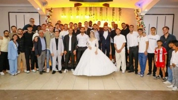 Süper Lig'in 19 yaşındaki yıldızı dünya evine girdi: Yalnız bırakmadılar